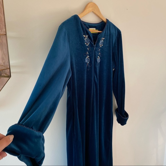 Vintage Night Robe - Picture 5 of 5